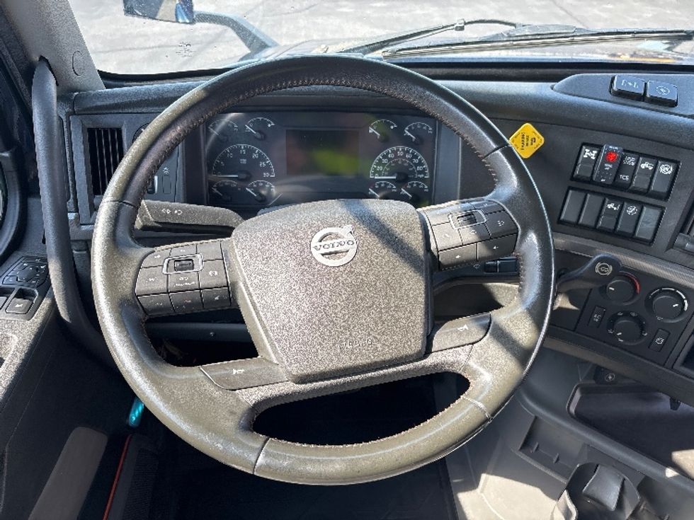 Sleeper Tractor-Heavy Duty Tractors-Volvo-2020-VNL64760-Spartanburg-SC-690,429\n\t\tmiles-$ 48,000 - Image 11