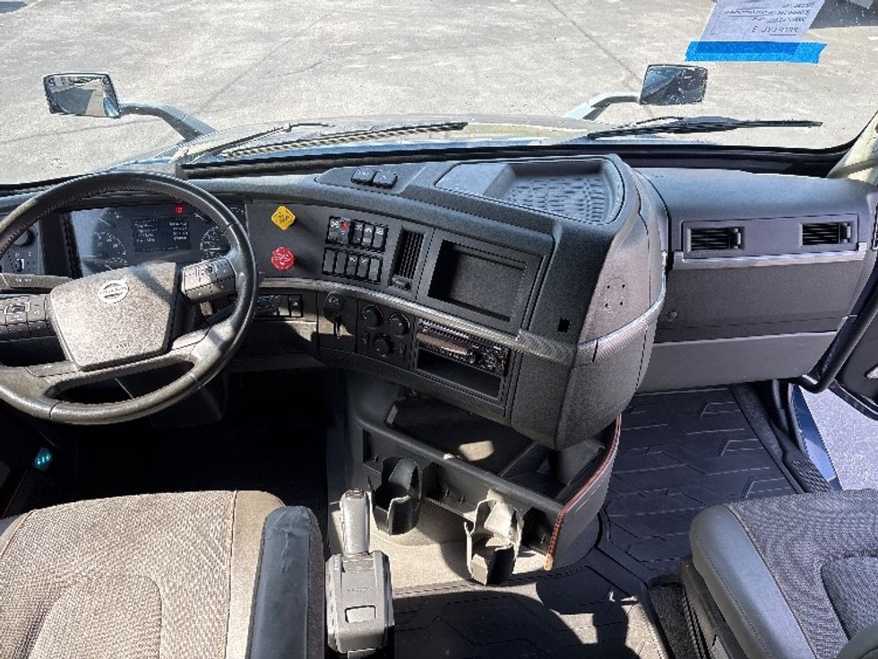 Sleeper Tractor-Heavy Duty Tractors-Volvo-2020-VNL64760-Spartanburg-SC-690,429\n\t\tmiles-$ 48,000 - Image 12