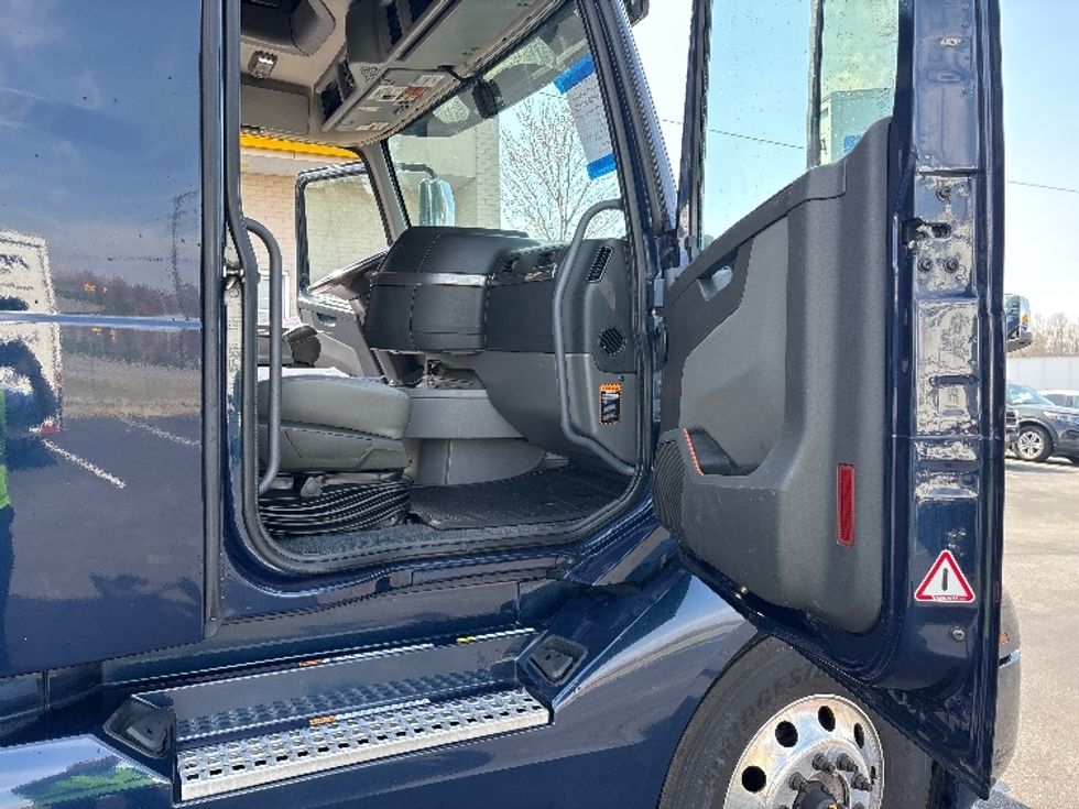 Sleeper Tractor-Heavy Duty Tractors-Volvo-2020-VNL64760-Spartanburg-SC-690,429\n\t\tmiles-$ 48,000 - Image 13
