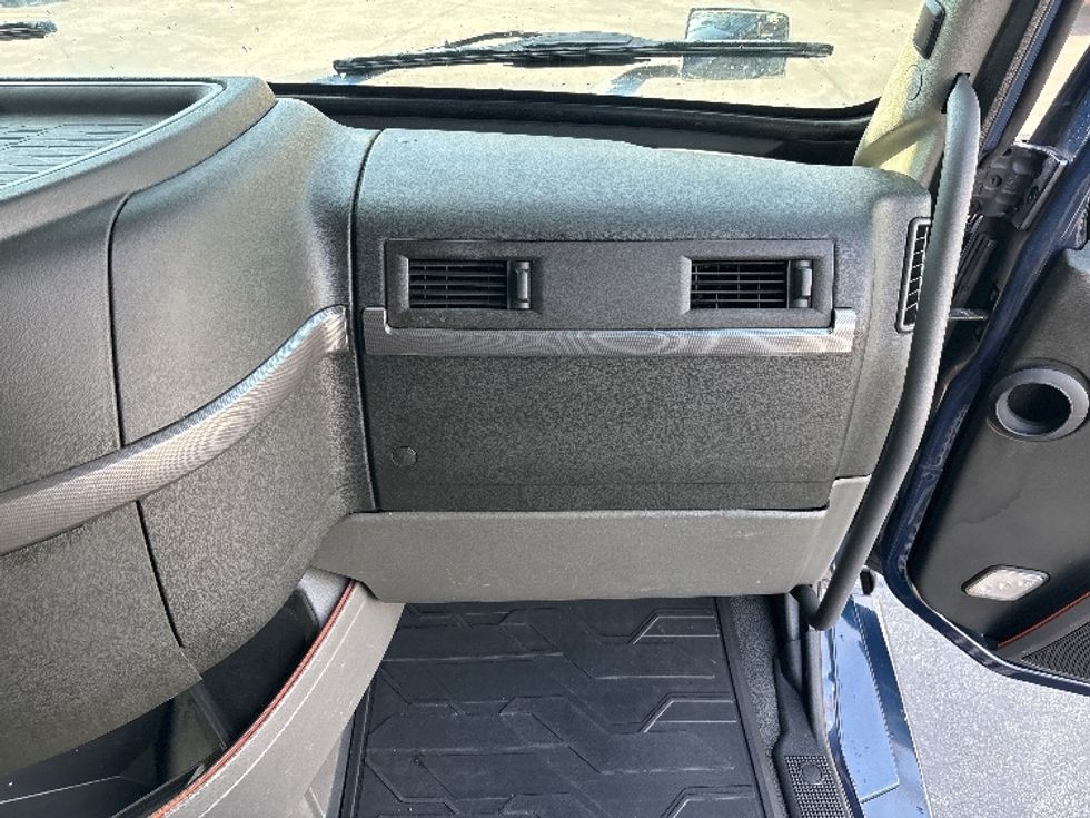 Sleeper Tractor-Heavy Duty Tractors-Volvo-2020-VNL64760-Spartanburg-SC-690,429\n\t\tmiles-$ 48,000 - Image 14