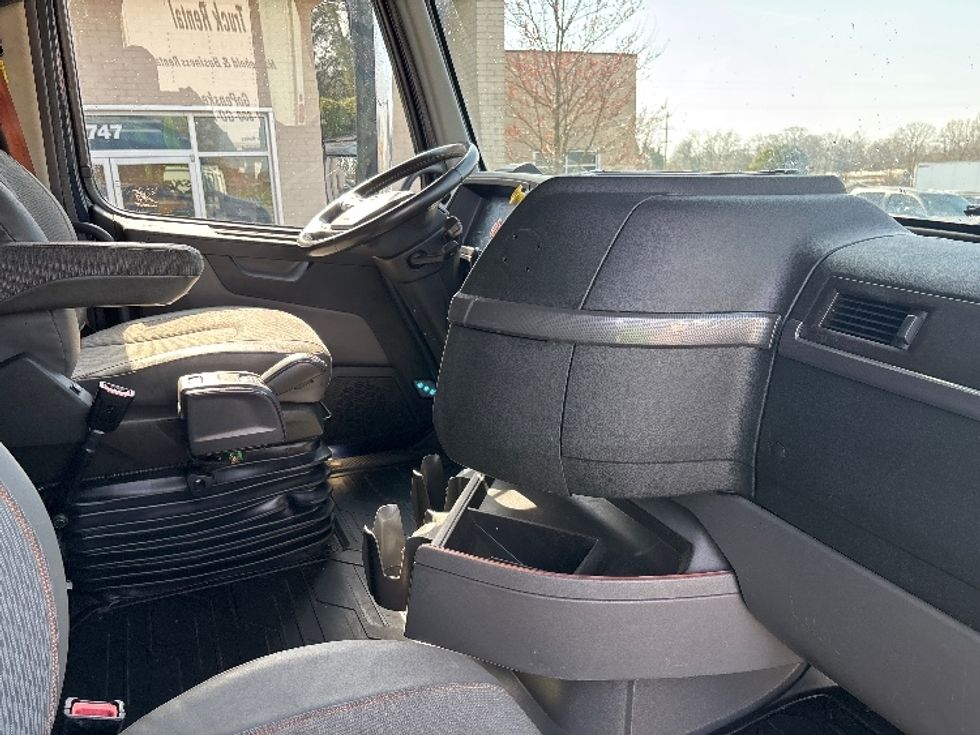 Sleeper Tractor-Heavy Duty Tractors-Volvo-2020-VNL64760-Spartanburg-SC-690,429\n\t\tmiles-$ 48,000 - Image 15