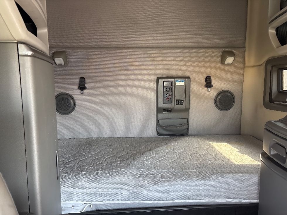 Sleeper Tractor-Heavy Duty Tractors-Volvo-2020-VNL64760-Spartanburg-SC-690,429\n\t\tmiles-$ 48,000 - Image 16