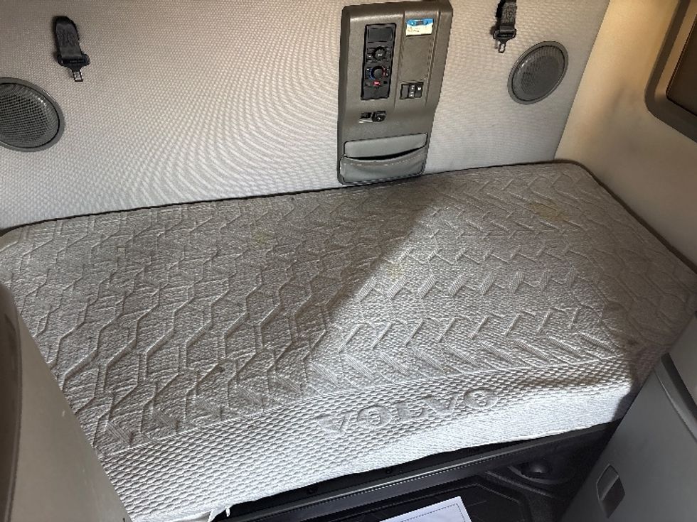 Sleeper Tractor-Heavy Duty Tractors-Volvo-2020-VNL64760-Spartanburg-SC-690,429\n\t\tmiles-$ 48,000 - Image 17