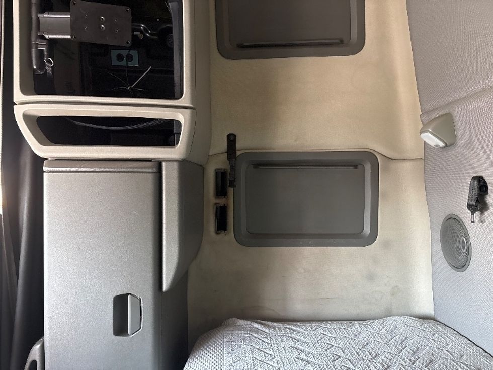 Sleeper Tractor-Heavy Duty Tractors-Volvo-2020-VNL64760-Spartanburg-SC-690,429\n\t\tmiles-$ 48,000 - Image 19