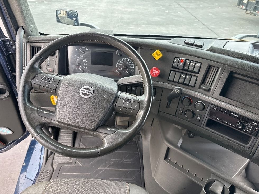 Sleeper Tractor-Heavy Duty Tractors-Volvo-2020-VNL64760-Spartanburg-SC-702,662\n\t\tmiles-$ 47,000 - Image 11