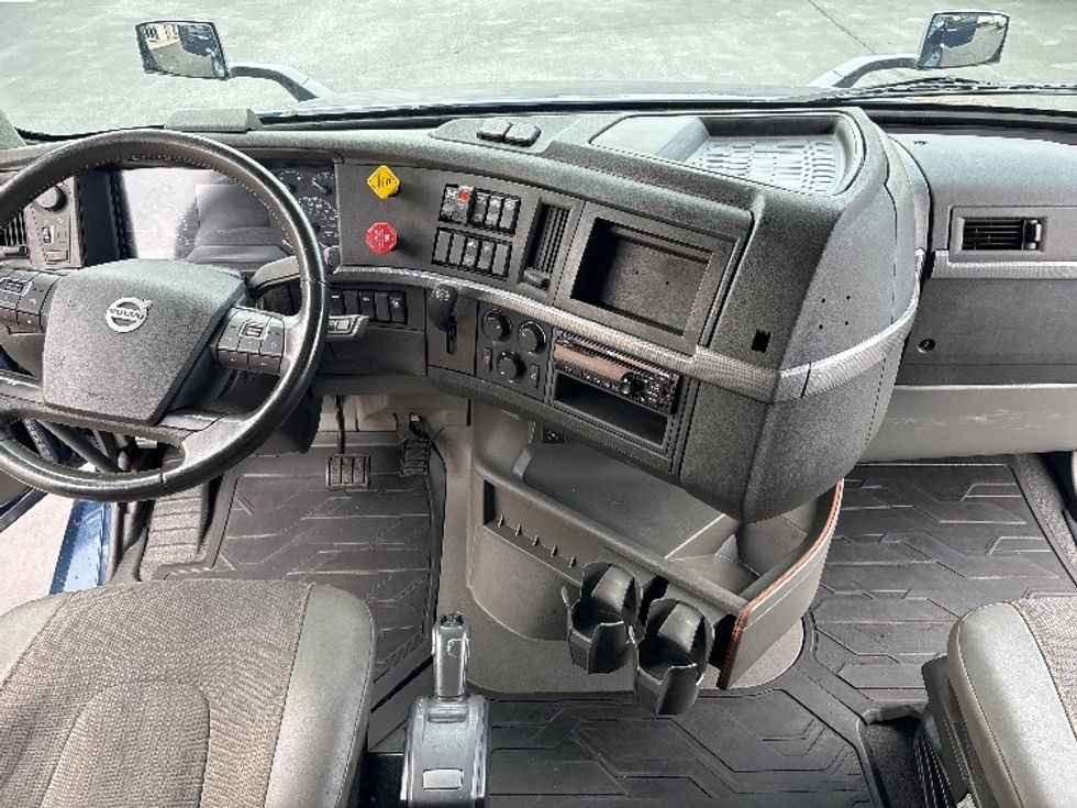 Sleeper Tractor-Heavy Duty Tractors-Volvo-2020-VNL64760-Spartanburg-SC-702,662\n\t\tmiles-$ 47,000 - Image 12