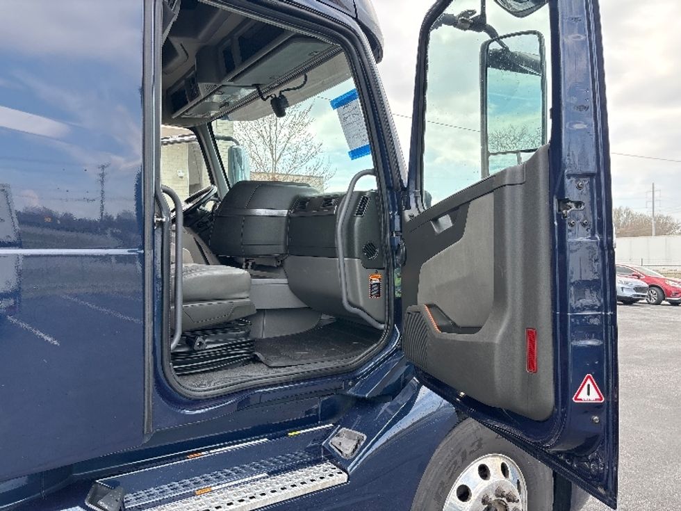 Sleeper Tractor-Heavy Duty Tractors-Volvo-2020-VNL64760-Spartanburg-SC-702,662\n\t\tmiles-$ 47,000 - Image 13