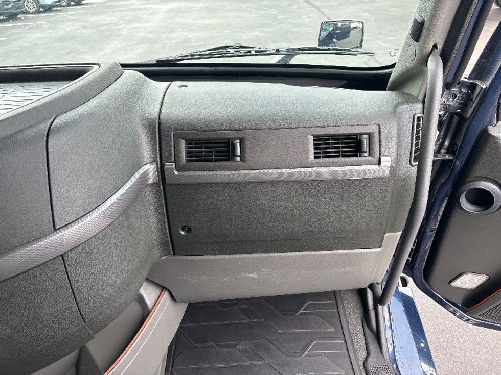 Sleeper Tractor-Heavy Duty Tractors-Volvo-2020-VNL64760-Spartanburg-SC-702,662\n\t\tmiles-$ 47,000 - Image 14