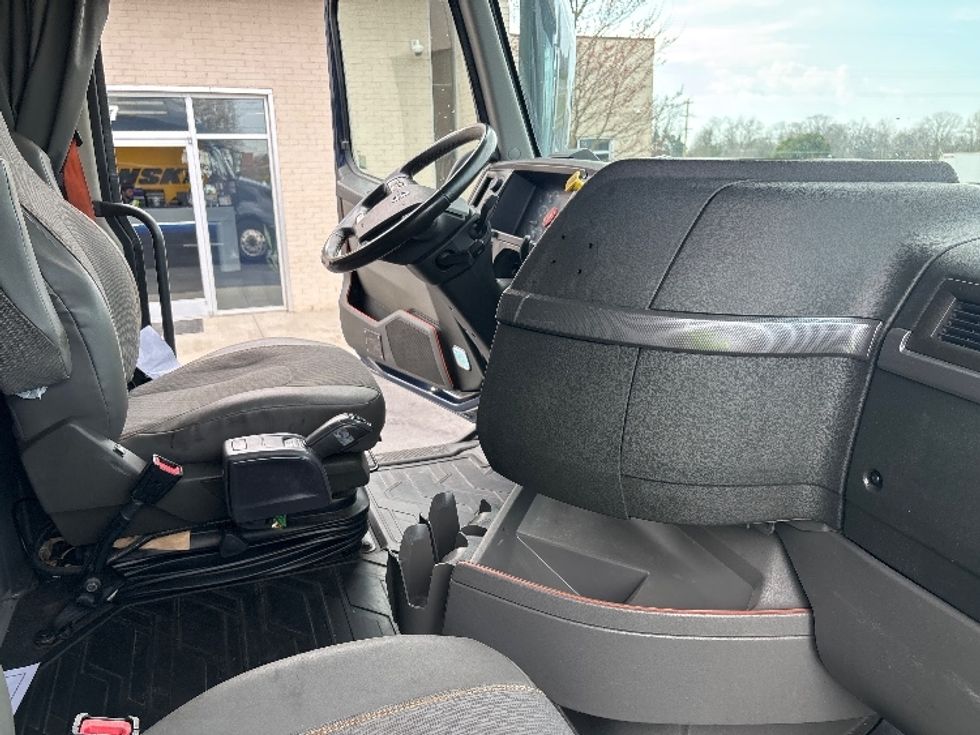 Sleeper Tractor-Heavy Duty Tractors-Volvo-2020-VNL64760-Spartanburg-SC-702,662\n\t\tmiles-$ 47,000 - Image 15