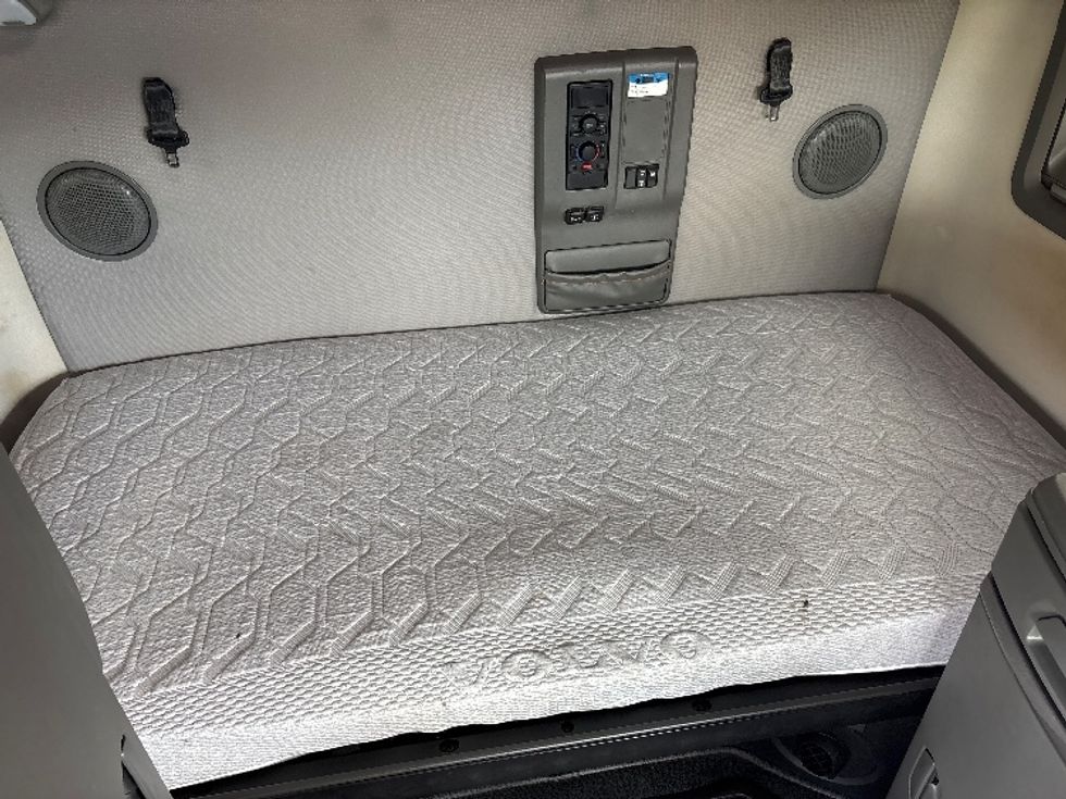 Sleeper Tractor-Heavy Duty Tractors-Volvo-2020-VNL64760-Spartanburg-SC-702,662\n\t\tmiles-$ 47,000 - Image 17