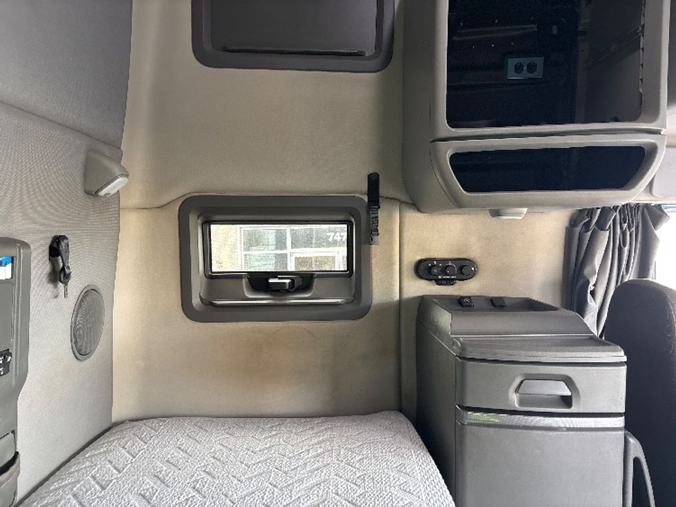 Sleeper Tractor-Heavy Duty Tractors-Volvo-2020-VNL64760-Spartanburg-SC-702,662\n\t\tmiles-$ 47,000 - Image 18