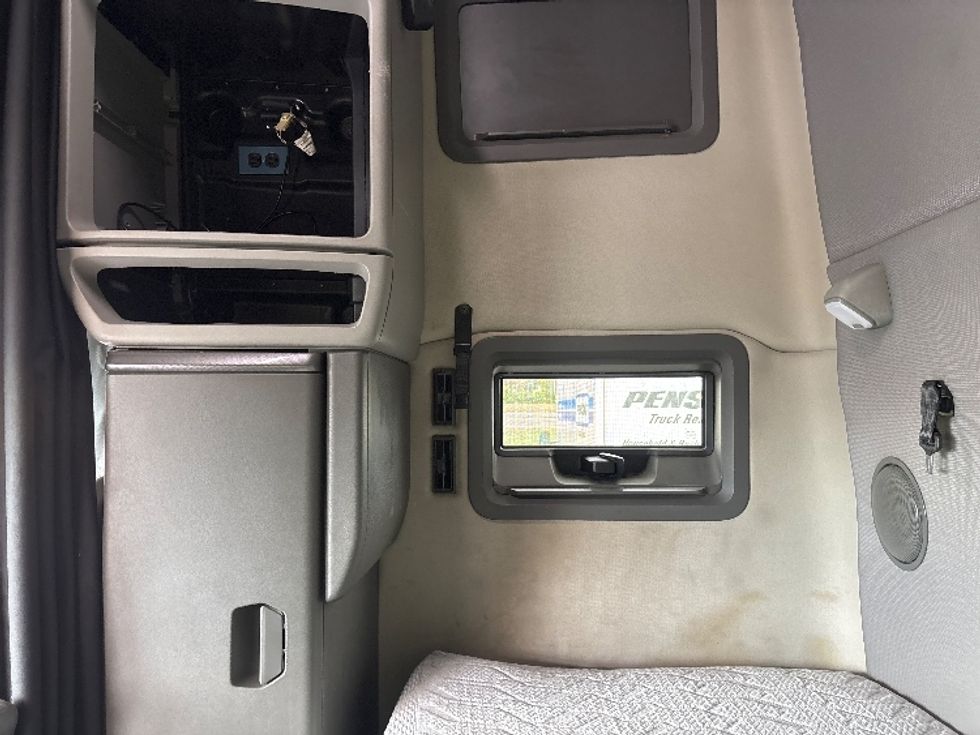 Sleeper Tractor-Heavy Duty Tractors-Volvo-2020-VNL64760-Spartanburg-SC-702,662\n\t\tmiles-$ 47,000 - Image 19