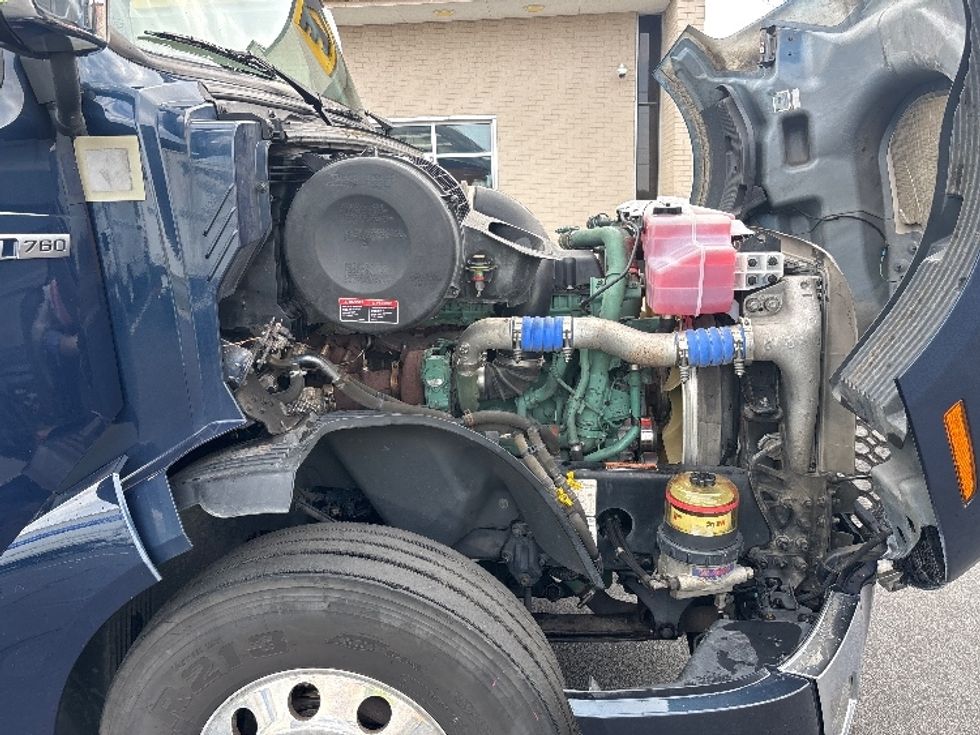 Sleeper Tractor-Heavy Duty Tractors-Volvo-2020-VNL64760-Spartanburg-SC-702,662\n\t\tmiles-$ 47,000 - Image 20