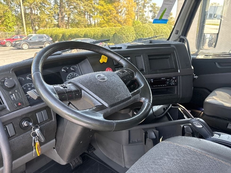 Sleeper Tractor-Heavy Duty Tractors-Volvo-2020-VNL64760-Spartanburg-SC-708,632\n\t\tmiles-$ 43,750 - Image 10