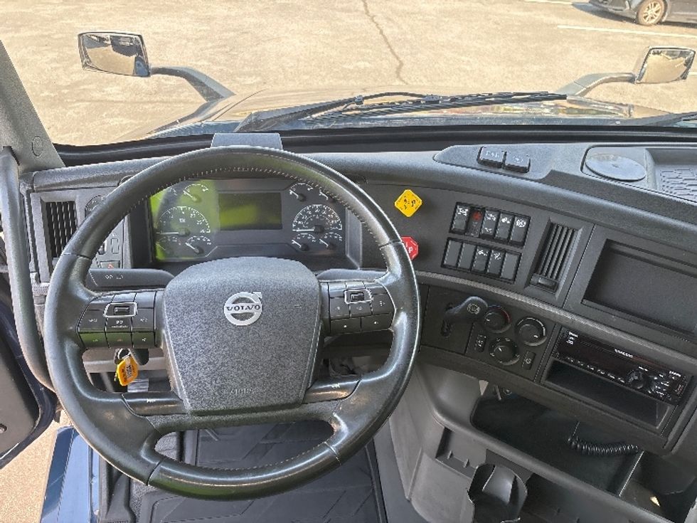 Sleeper Tractor-Heavy Duty Tractors-Volvo-2020-VNL64760-Spartanburg-SC-708,632\n\t\tmiles-$ 43,750 - Image 11
