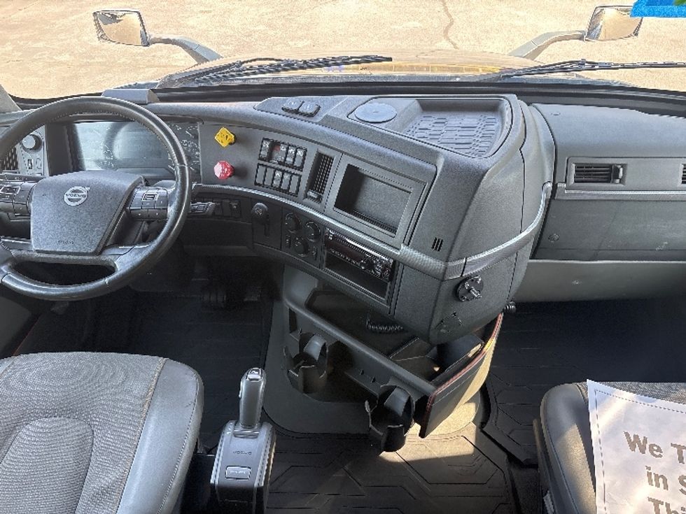 Sleeper Tractor-Heavy Duty Tractors-Volvo-2020-VNL64760-Spartanburg-SC-708,632\n\t\tmiles-$ 43,750 - Image 12