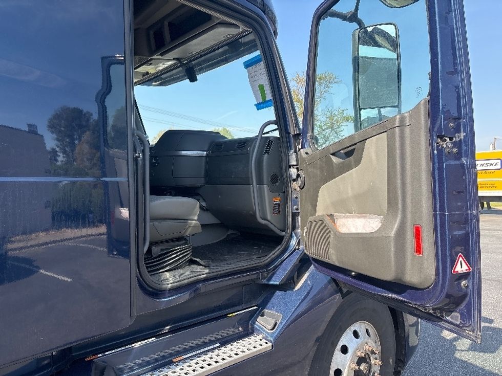 Sleeper Tractor-Heavy Duty Tractors-Volvo-2020-VNL64760-Spartanburg-SC-708,632\n\t\tmiles-$ 43,750 - Image 13