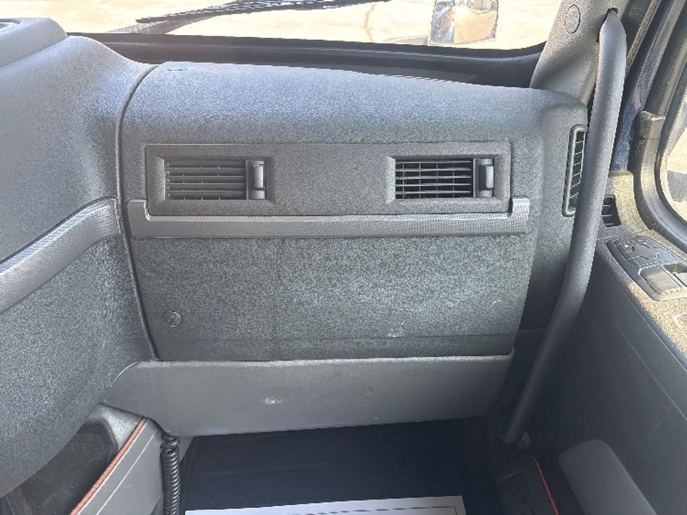 Sleeper Tractor-Heavy Duty Tractors-Volvo-2020-VNL64760-Spartanburg-SC-708,632\n\t\tmiles-$ 43,750 - Image 14