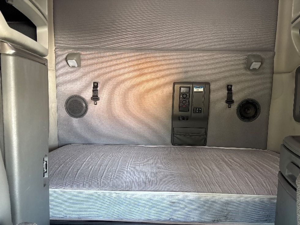 Sleeper Tractor-Heavy Duty Tractors-Volvo-2020-VNL64760-Spartanburg-SC-708,632\n\t\tmiles-$ 43,750 - Image 16