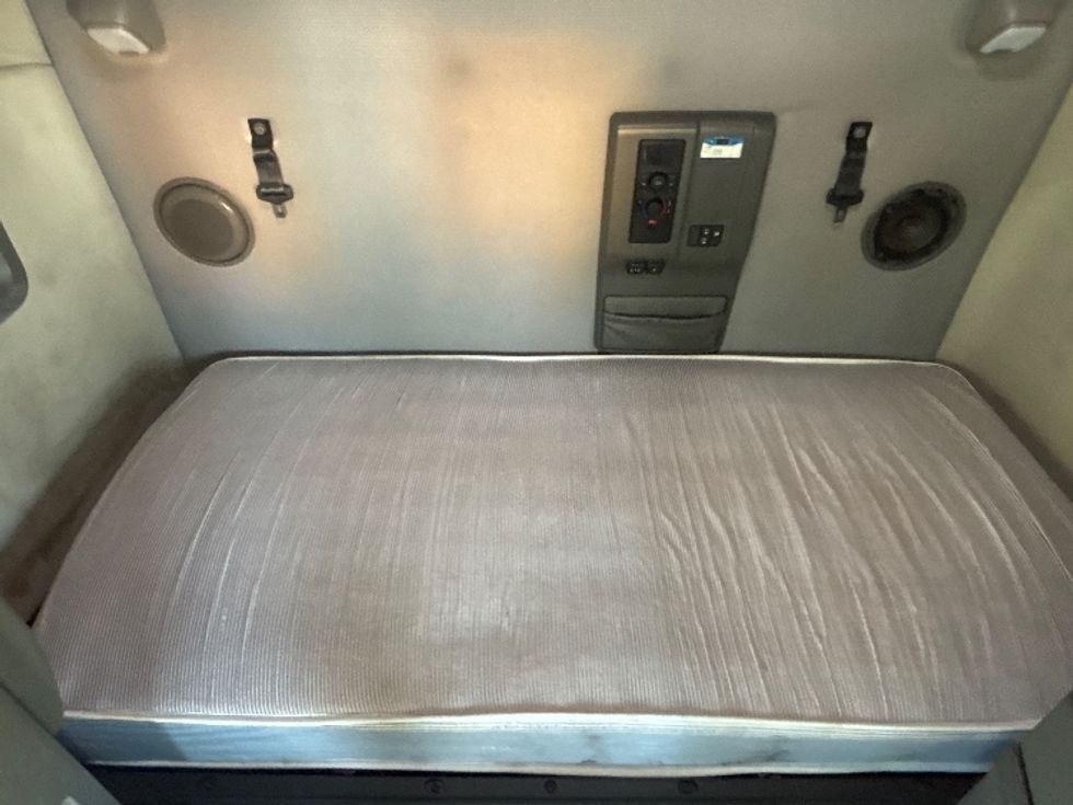 Sleeper Tractor-Heavy Duty Tractors-Volvo-2020-VNL64760-Spartanburg-SC-708,632\n\t\tmiles-$ 43,750 - Image 17