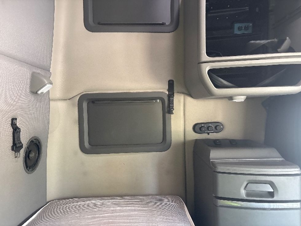 Sleeper Tractor-Heavy Duty Tractors-Volvo-2020-VNL64760-Spartanburg-SC-708,632\n\t\tmiles-$ 43,750 - Image 18