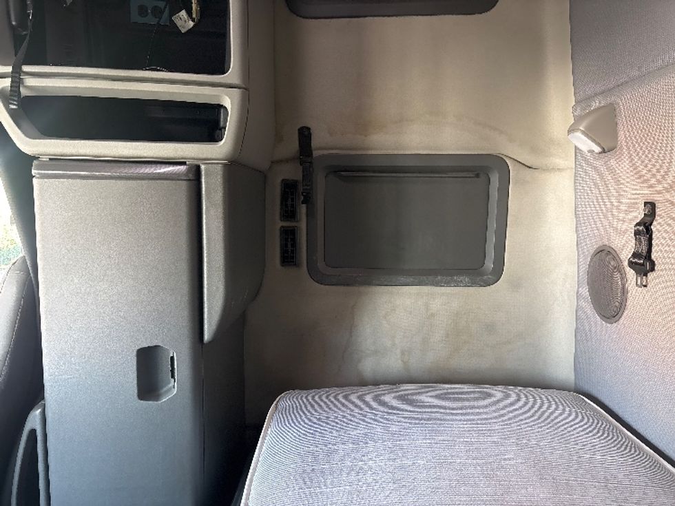 Sleeper Tractor-Heavy Duty Tractors-Volvo-2020-VNL64760-Spartanburg-SC-708,632\n\t\tmiles-$ 43,750 - Image 19