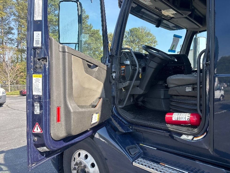 Sleeper Tractor-Heavy Duty Tractors-Volvo-2020-VNL64760-Spartanburg-SC-708,632\n\t\tmiles-$ 43,750 - Image 9