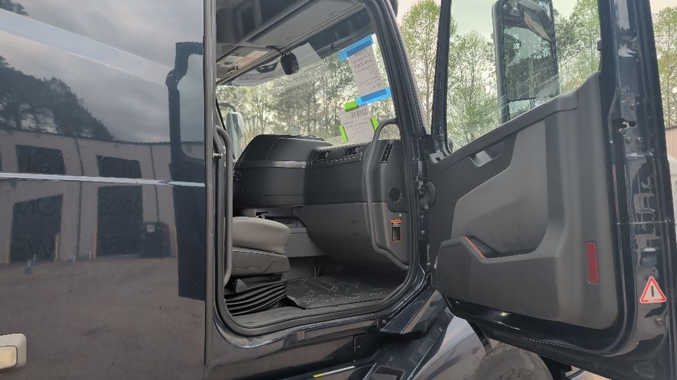Sleeper Tractor-Heavy Duty Tractors-Volvo-2020-VNL64760-Spartanburg-SC-731,857\n\t\tmiles-$ 42,000 - Image 13