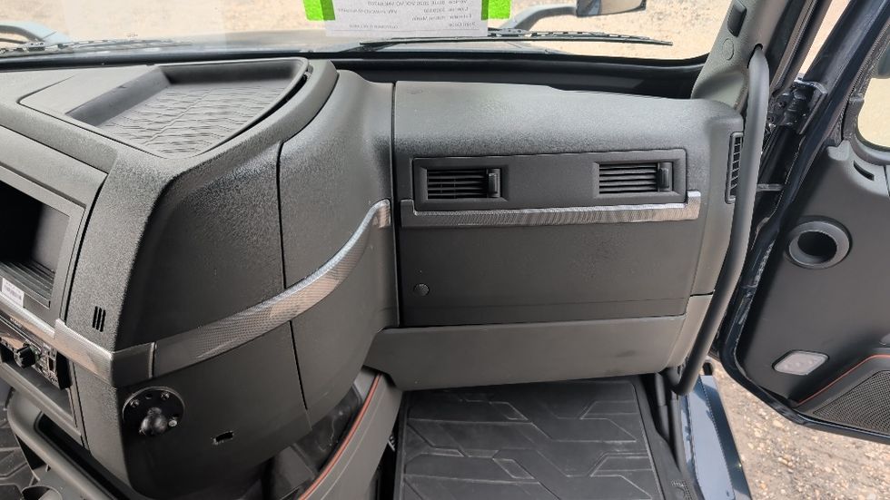 Sleeper Tractor-Heavy Duty Tractors-Volvo-2020-VNL64760-Spartanburg-SC-731,857\n\t\tmiles-$ 42,000 - Image 14