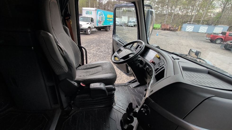 Sleeper Tractor-Heavy Duty Tractors-Volvo-2020-VNL64760-Spartanburg-SC-731,857\n\t\tmiles-$ 42,000 - Image 15