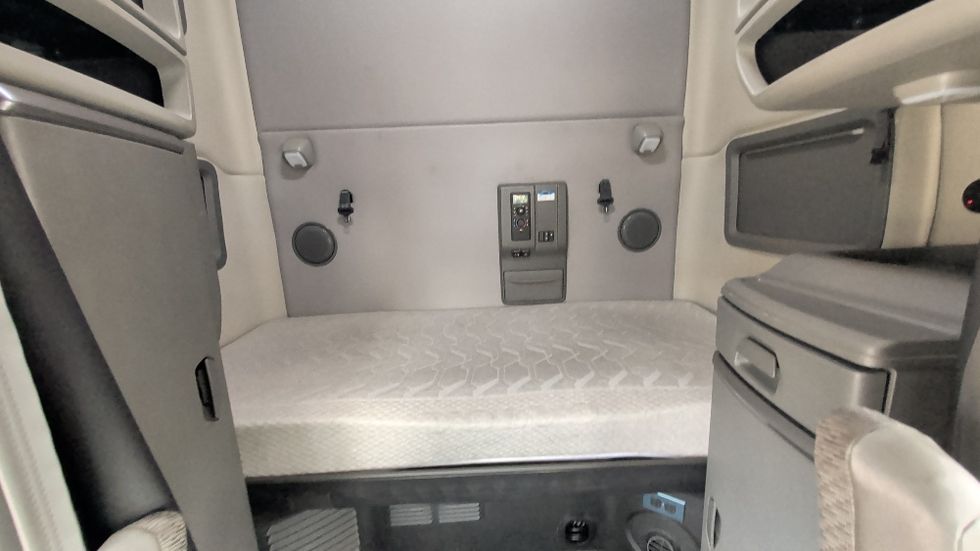 Sleeper Tractor-Heavy Duty Tractors-Volvo-2020-VNL64760-Spartanburg-SC-731,857\n\t\tmiles-$ 42,000 - Image 16