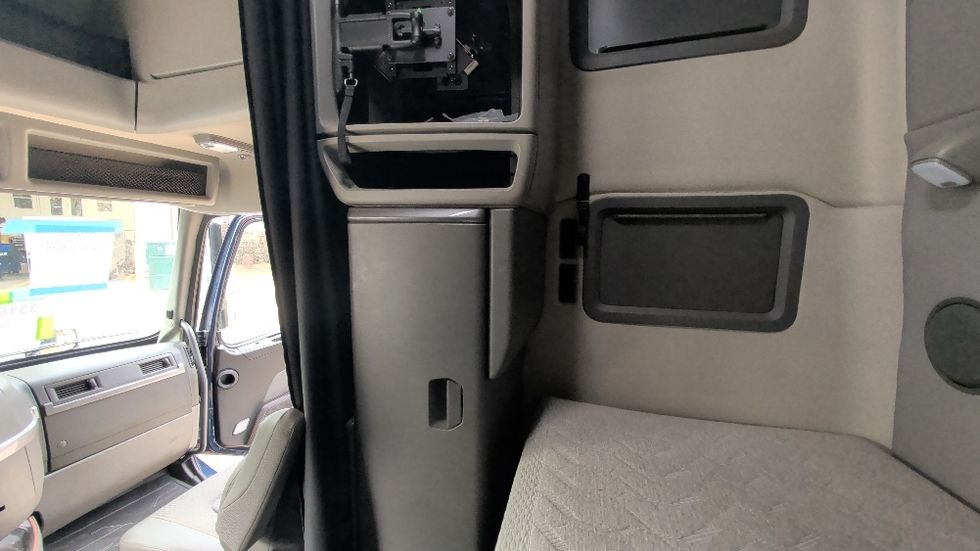 Sleeper Tractor-Heavy Duty Tractors-Volvo-2020-VNL64760-Spartanburg-SC-731,857\n\t\tmiles-$ 42,000 - Image 19