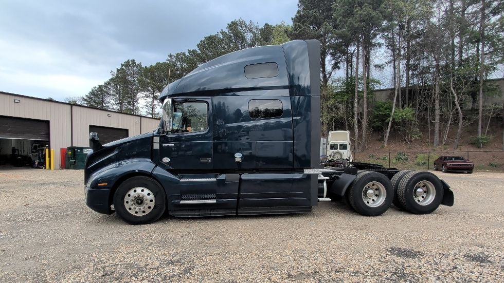 Sleeper Tractor-Heavy Duty Tractors-Volvo-2020-VNL64760-Spartanburg-SC-731,857\n\t\tmiles-$ 42,000 - Image 4