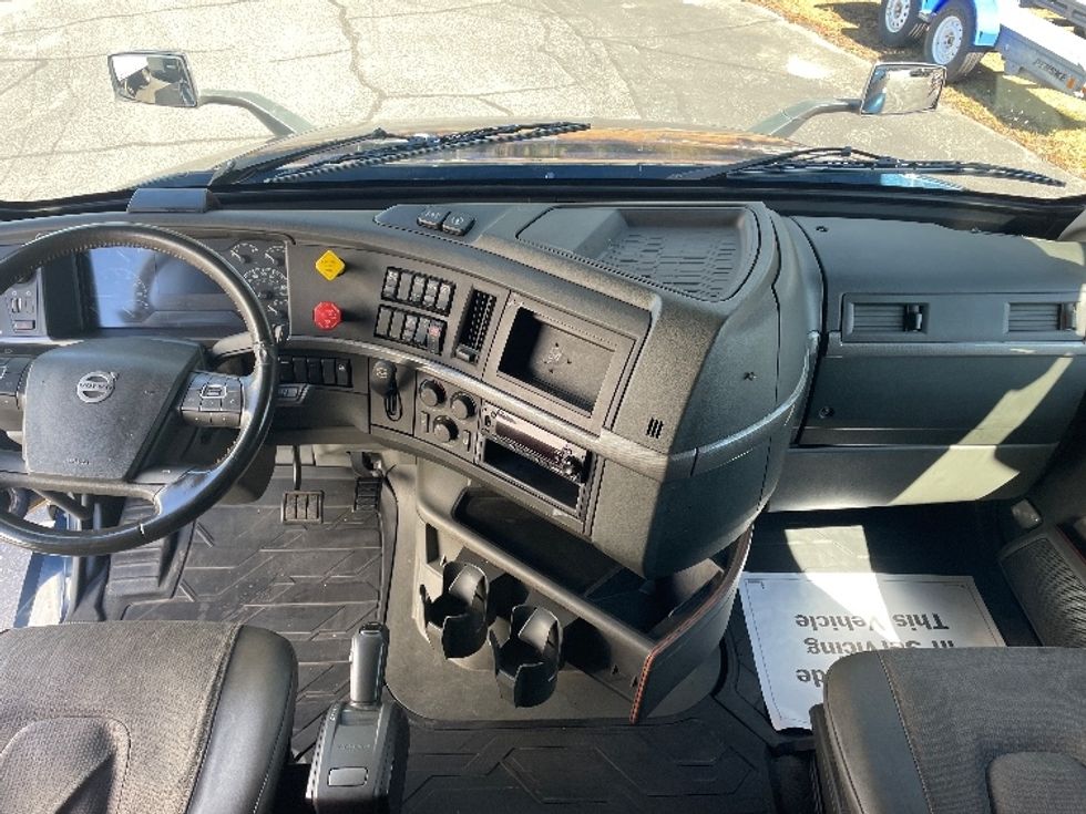 Sleeper Tractor-Heavy Duty Tractors-Volvo-2020-VNL64760-Spartanburg-SC-820,752\n\t\tmiles-$ 35,250 - Image 12
