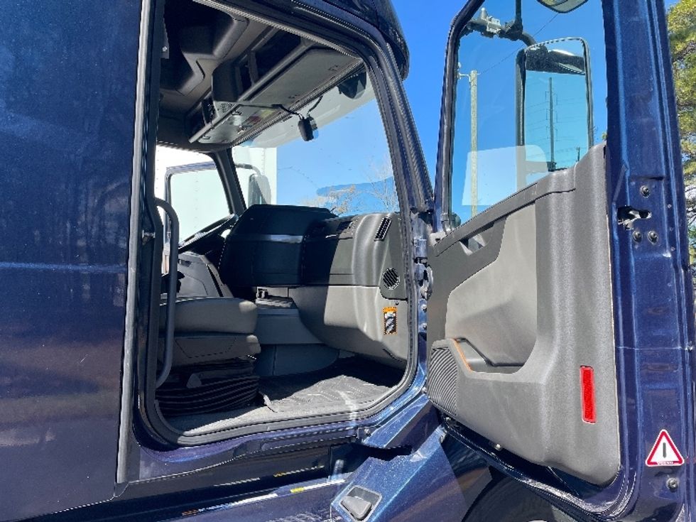 Sleeper Tractor-Heavy Duty Tractors-Volvo-2020-VNL64760-Spartanburg-SC-820,752\n\t\tmiles-$ 35,250 - Image 13