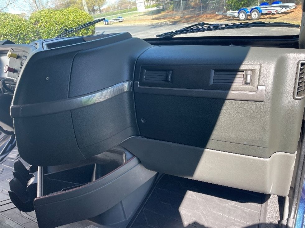 Sleeper Tractor-Heavy Duty Tractors-Volvo-2020-VNL64760-Spartanburg-SC-820,752\n\t\tmiles-$ 35,250 - Image 14