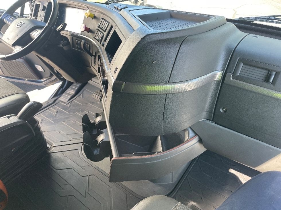 Sleeper Tractor-Heavy Duty Tractors-Volvo-2020-VNL64760-Spartanburg-SC-820,752\n\t\tmiles-$ 35,250 - Image 15