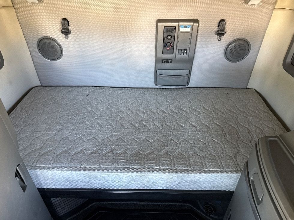 Sleeper Tractor-Heavy Duty Tractors-Volvo-2020-VNL64760-Spartanburg-SC-820,752\n\t\tmiles-$ 35,250 - Image 16