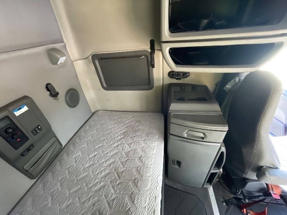 Sleeper Tractor-Heavy Duty Tractors-Volvo-2020-VNL64760-Spartanburg-SC-820,752\n\t\tmiles-$ 35,250 - Image 17