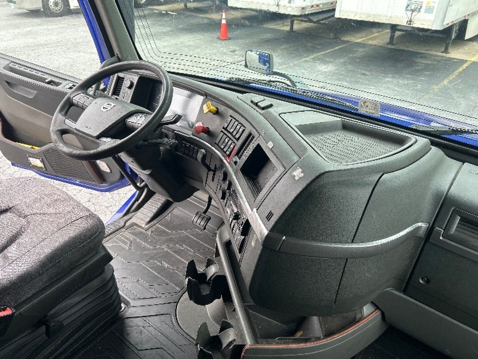 Sleeper Tractor-Heavy Duty Tractors-Volvo-2020-VNL64760-Suwanee-GA-512,230\n\t\tmiles-$ 68,750 - Image 15