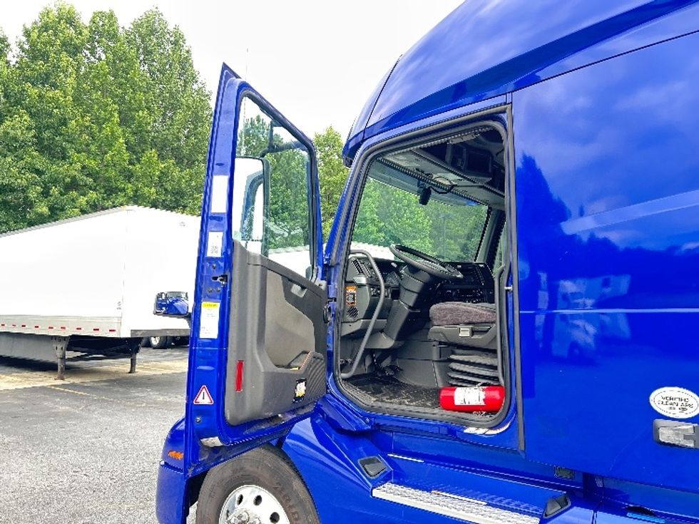 Sleeper Tractor-Heavy Duty Tractors-Volvo-2020-VNL64760-Suwanee-GA-512,230\n\t\tmiles-$ 68,750 - Image 9