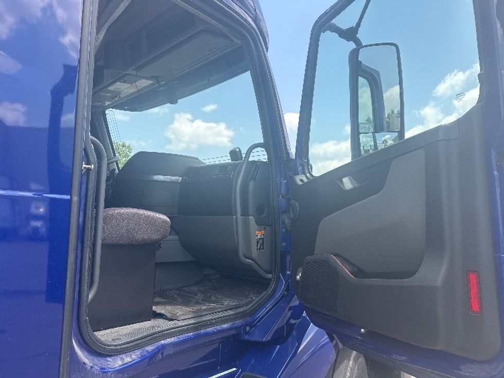 Sleeper Tractor-Heavy Duty Tractors-Volvo-2020-VNL64760-Wixom-MI-355,000\n\t\tmiles-$ 73,250 - Image 13