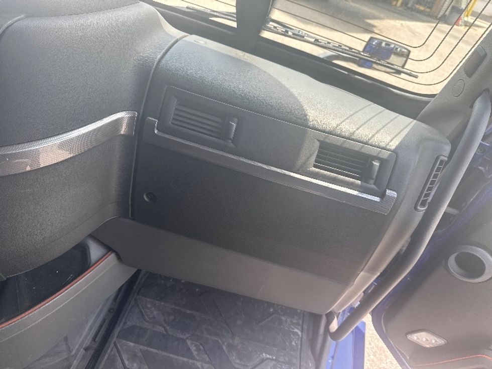 Sleeper Tractor-Heavy Duty Tractors-Volvo-2020-VNL64760-Wixom-MI-355,000\n\t\tmiles-$ 73,250 - Image 14