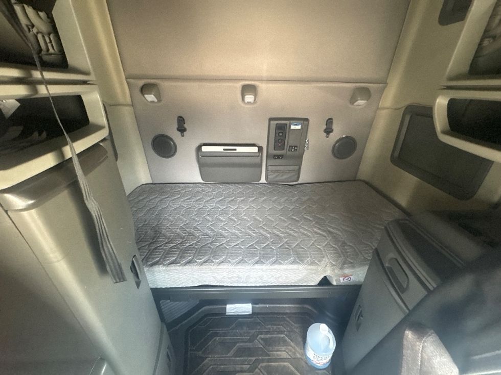 Sleeper Tractor-Heavy Duty Tractors-Volvo-2020-VNL64760-Wixom-MI-355,000\n\t\tmiles-$ 73,250 - Image 16