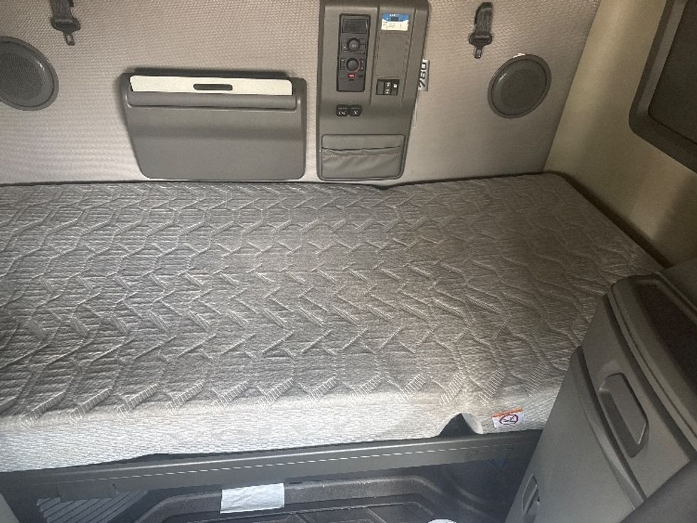 Sleeper Tractor-Heavy Duty Tractors-Volvo-2020-VNL64760-Wixom-MI-355,000\n\t\tmiles-$ 73,250 - Image 17