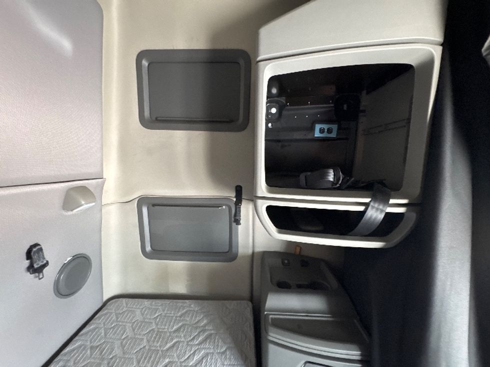 Sleeper Tractor-Heavy Duty Tractors-Volvo-2020-VNL64760-Wixom-MI-355,000\n\t\tmiles-$ 73,250 - Image 18