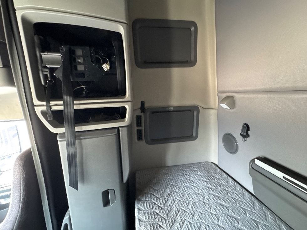 Sleeper Tractor-Heavy Duty Tractors-Volvo-2020-VNL64760-Wixom-MI-355,000\n\t\tmiles-$ 73,250 - Image 19