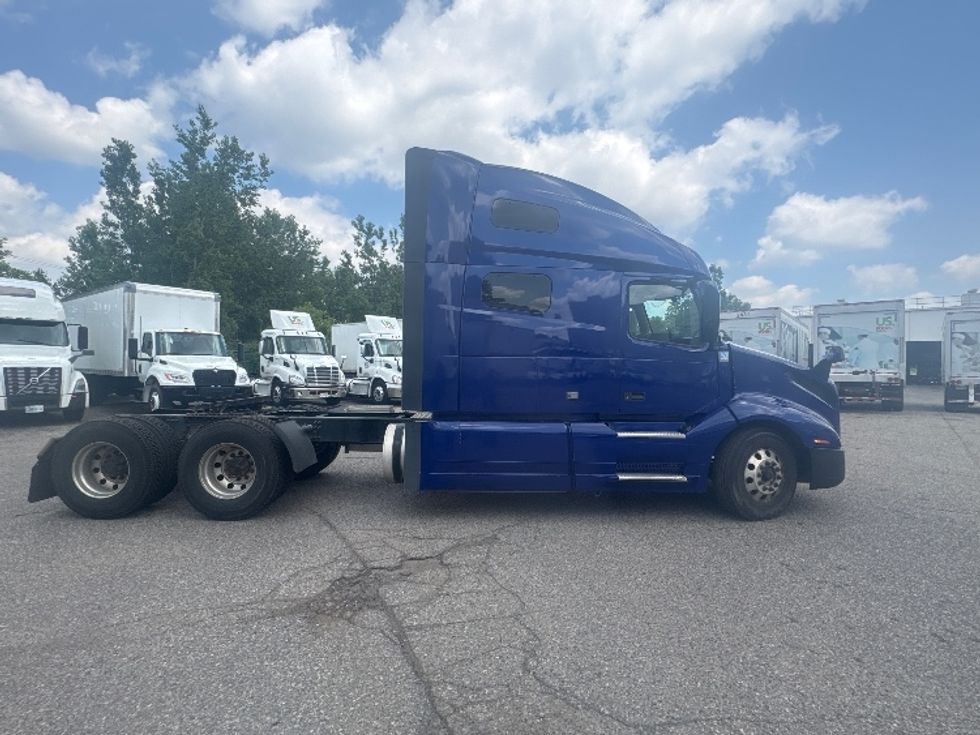 Sleeper Tractor-Heavy Duty Tractors-Volvo-2020-VNL64760-Wixom-MI-355,000\n\t\tmiles-$ 73,250 - Image 8