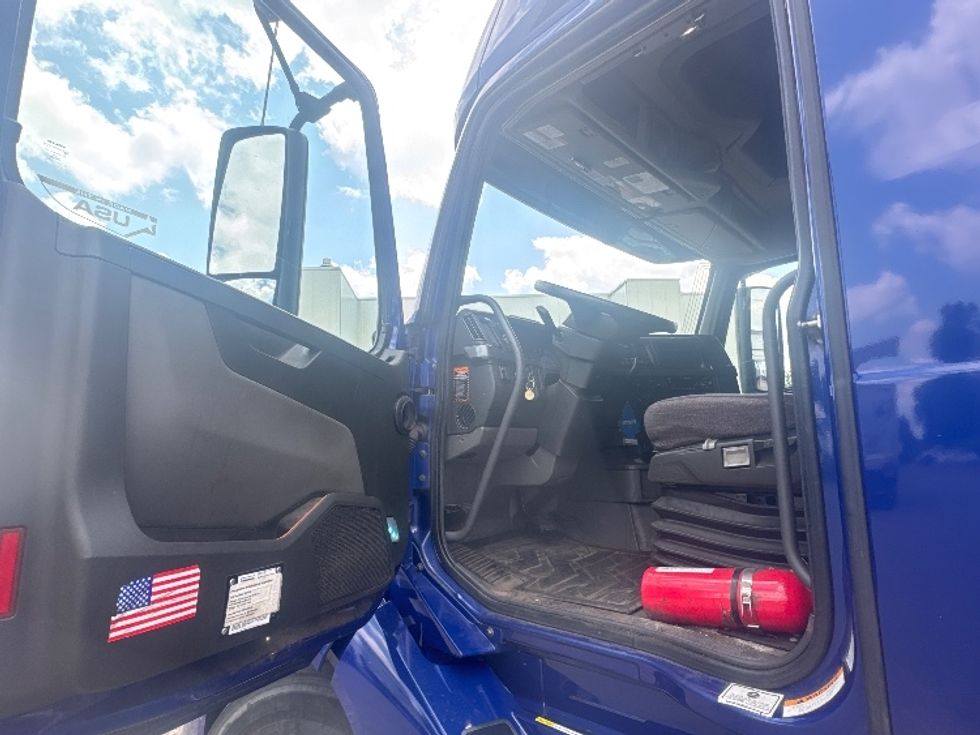 Sleeper Tractor-Heavy Duty Tractors-Volvo-2020-VNL64760-Wixom-MI-355,000\n\t\tmiles-$ 73,250 - Image 9