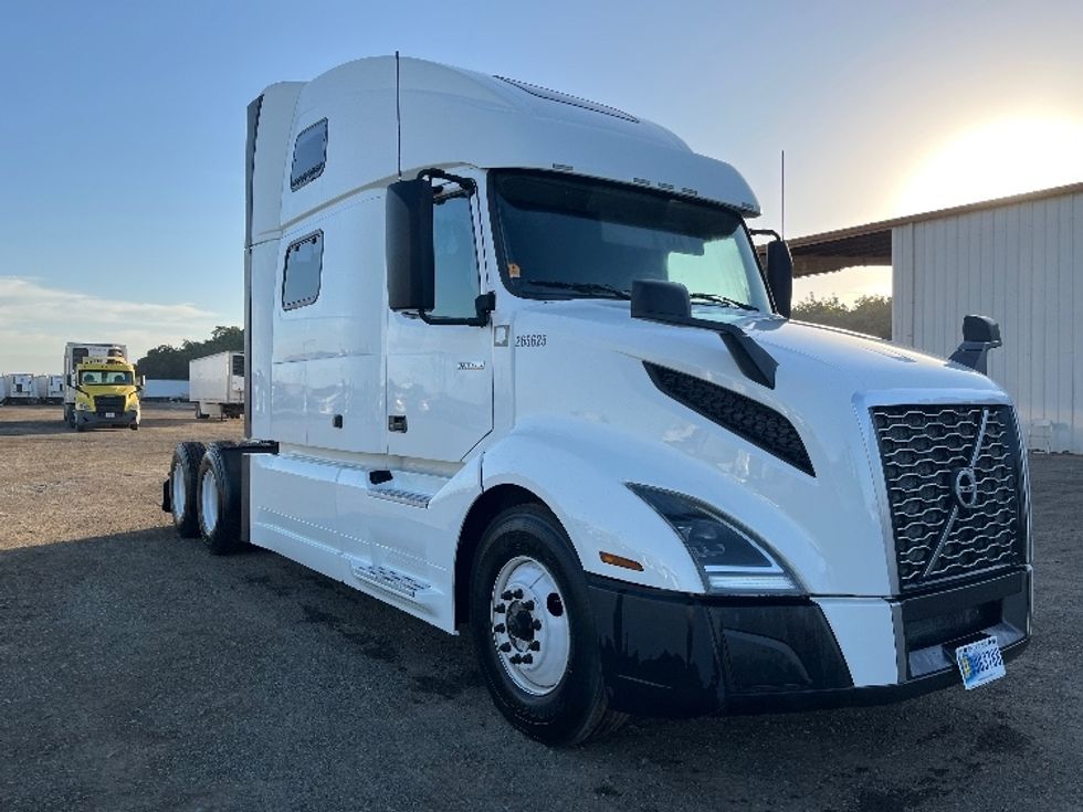 Sleeper Tractor-Heavy Duty Tractors-Volvo-2020-VNL64860-Fresno-CA-436,205\n\t\tmiles-$ 78,750 - Image 1
